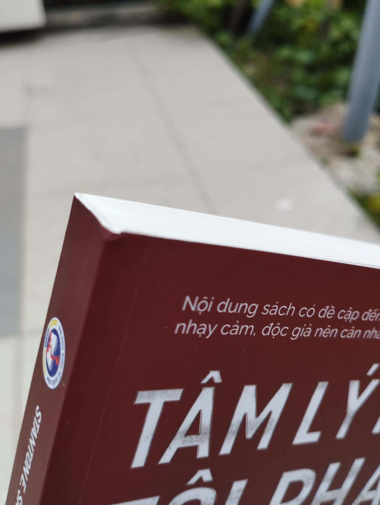 bìa bị hỏng trong lúc vận chuyển