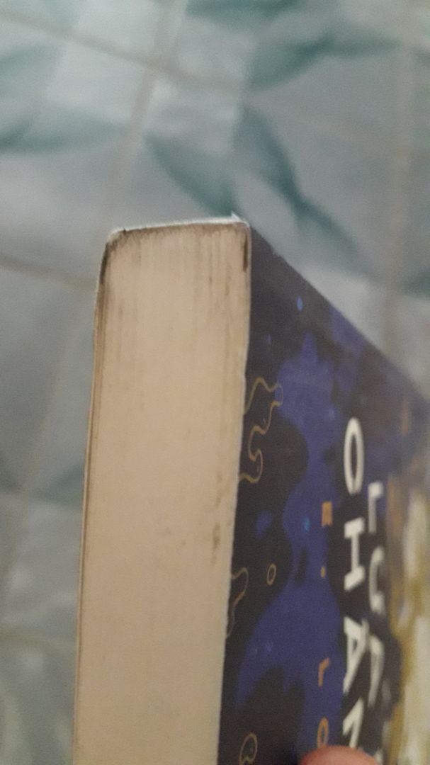 Hình thức: tuy góc sách dính bụi đen nhưng vẫn có thể chấp nhận được, không tới nỗi nào là khó coi. Sách in cách đây 2 năm (in năm 2020) nên việc gáy sách dính bụi là chuyện bình thường, hiển nhiên. Không cần phải quá lo nhé các bạn.

Nội dung: không spoil vì tôn trọng bản quyền và công lao người dịch, với cả mình chỉ mới đọc vài trang :)))) nhưng cảm thấy có nhiều câu hỏi buộc mình phải tiếp tục đọc để khám phá nó.

Sách của Nhã Nam nên cứ yên tâm nhé!