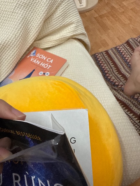 Truyện chưa đọc nên chưa nhận xét! Nhưng cách gói hàng của tiki siêu ẩu, mình đặt 3 quyển và chỉ bỏ vào thùng carton làm sách mình bị nhăn 1 phần gốc
Thứ 2 là cách bọc sách rất ẩu, đây k phải lần đầu tiên mình bị như thế này (quay video lên khó nhìn), làm ơn chỉnh chu trong cách bọc sách hộ (vì mình cũng bỏ tiền mua dịch vụ bọc sách chứ ko phải là đồ free)