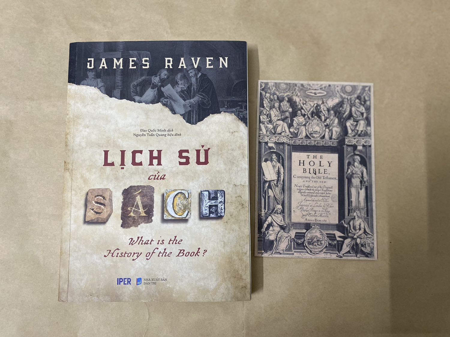 Cuốn sách chuẩn "lịch sử của sách" bao gồm rất nhiều kiến thức hữu ích cho người đọc. Mình càng đọc càng thấy thích thú cho dù trong quá trình đọc tương đối lâu vì phải ghi nhớ khá nhiều thông tin. 

Được tặng kèm bookmark rất đẹp!