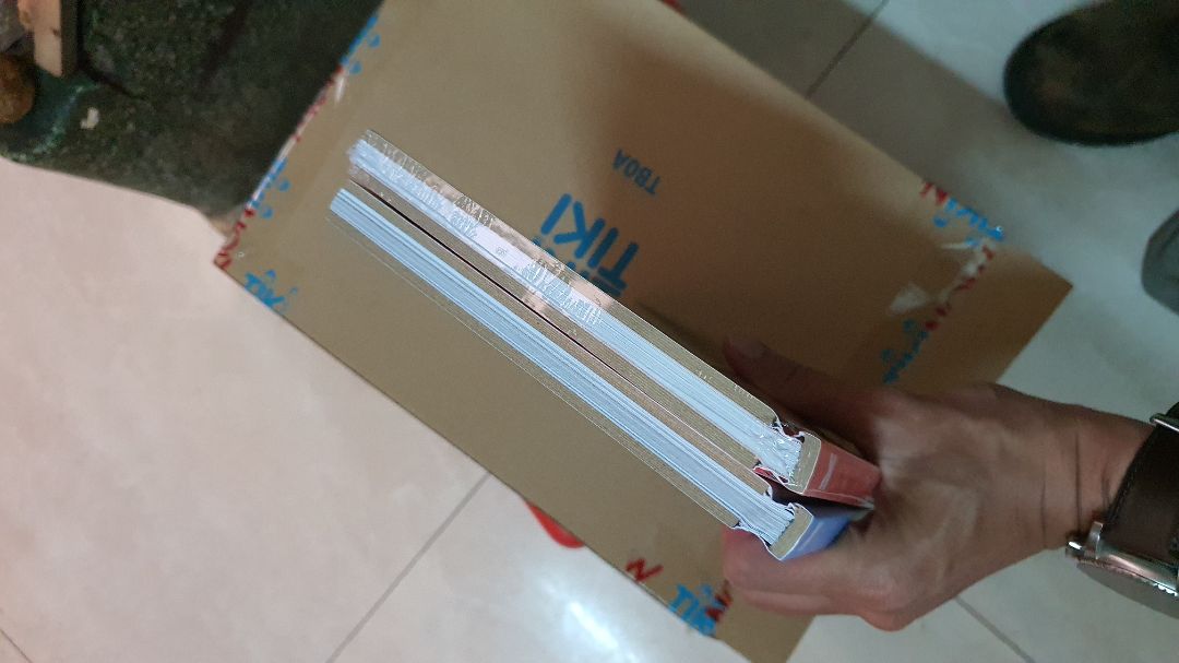 Mình đặt 2 quyển Monet và Mantisse, sách chất lượng tốt, nguyên seal, rất tuyệt vời. Tikinow giao nhanh.
NHƯNG mình đặt Bookcare. Tiki giữ nguyên seal không bọc Bookcare được MÀ VẪN TRỪ 2 Bookcare của mình?
Đây không phải lần đầu tiên mình bị Tiki trừ như vậy. 1,2 lần mình nghĩ là sơ sót nhỏ bỏ qua được nhưng mà lần này mình thấy cần phải comment góp ý Tiki để ý khắc phục giúp.
Vài cái bìa bọc sách cũng ko bao nhiêu nhưng nó làm giảm trải nghiệm dịch vụ nhiều lắm!