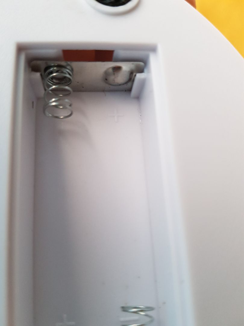 mặt cân trầy xước nhiều, phần pin lấm tấm k sạch, phía trước cũng có dấu đã qua sử dụng. lúc mới lắp pin vào thì cân nhảy số 2, bỏ món j lên cũng auto tăng 2g, tháo pin ra lắp lại thì mới được. mà mình lỡ bỏ hộp giao hàng rồi nên k biết đổi trả đc k nữa