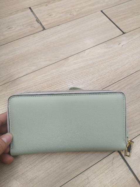 Ví đẹp lắm ạ cảm ơn shop đã đóng gói cẩn thận giao hàng rất nhanh nữa ...thank shop nhìu