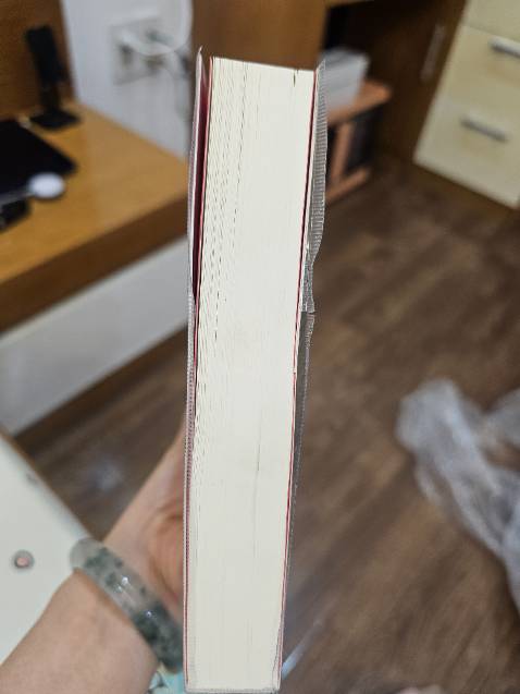 Nghĩ sao sách dơ vậy cũng đem giao cho khách vậy. Cuốn này cũng đâu có rẻ. Mình mua để tặng mà nhận cuốn sách dơ thấy chán gì đâu á. Tiki làm ăn kì quá.