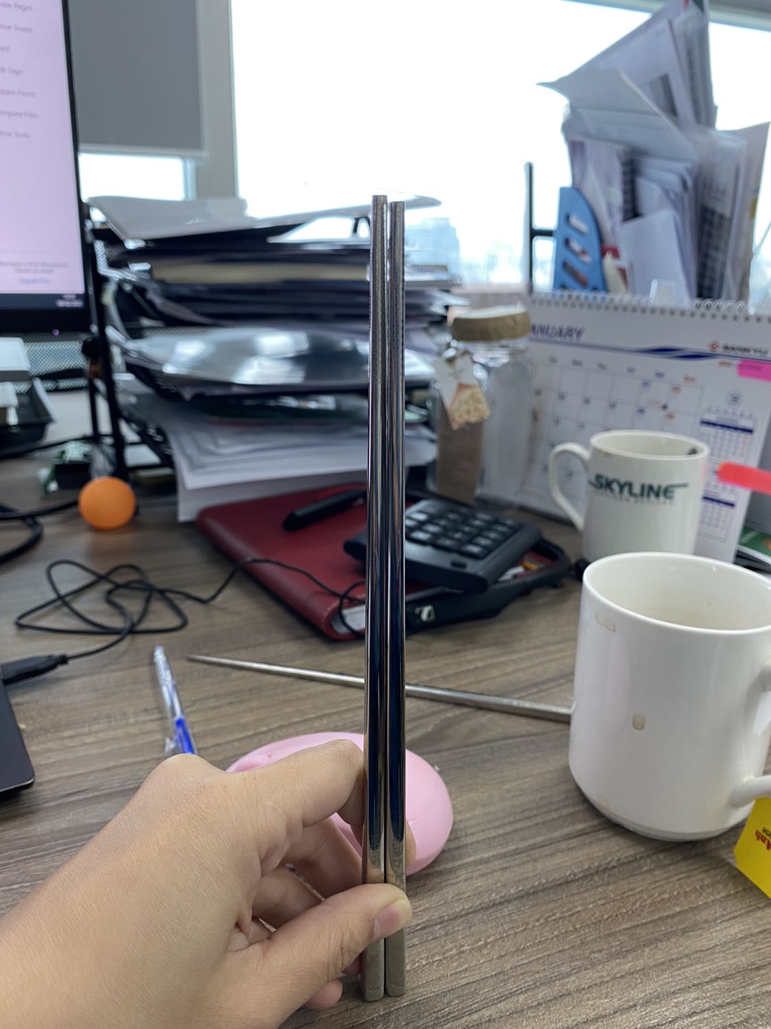 Đũa nhẹ, dùng tiện tay hơn đũa inox Hàn Quốc. Đũa Hàn bị dẹt hơn mà cứ thấy hơi nặng tay, gắp lại khó hơn. Cảm giác đũa này an toàn hơn đũa gỗ. Có điều đũa gia công thủ công hay sao mà không đều nhau, chiếc dài chiếc ngắn.