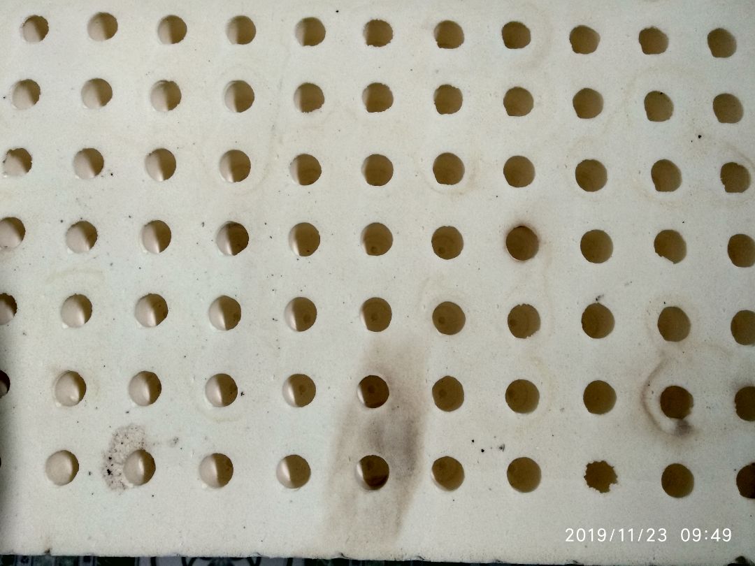 Nệm mới mua về đã như thế thật sự là rất không hài lòng, cảm giác nệm không được mới. Nệm này cũng rất nặng mùi :(