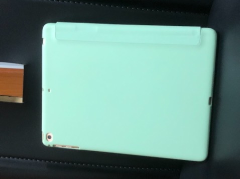 Sờ mịn, vửa vặn, lắp vào thì dùng máy vẫn ko bị nóng.