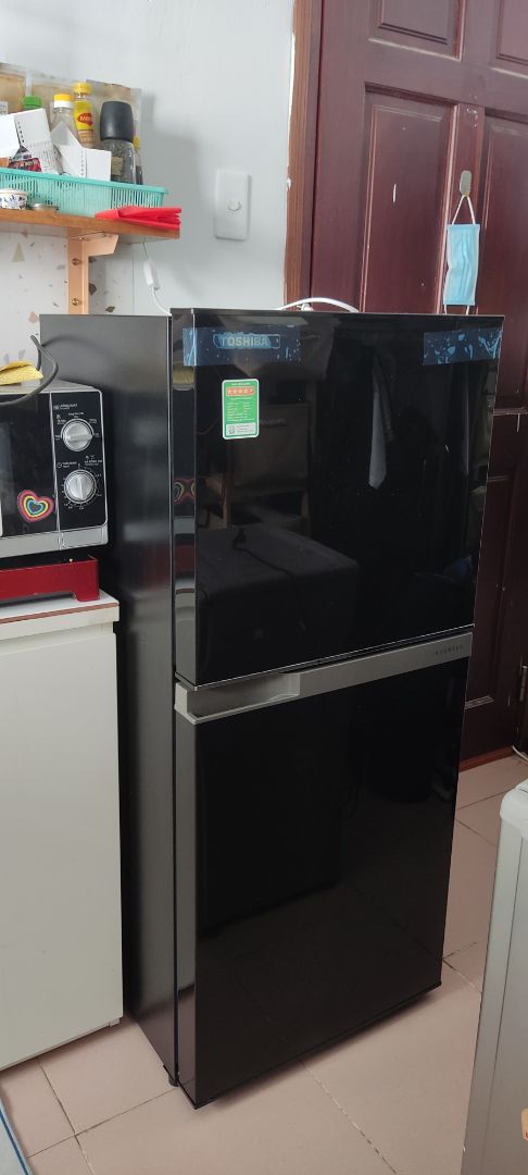 Giao hàng thì rất nhanh, khá là nhiệt tình. Mình có nhờ 2 anh khiêng lên lầu và gửi tiền cafe mùa dịch đầy đủ. Có điều buồn cái là mình vừa xem spham xong cbi bấm mua thì shop lên giá, mua xong thì đến tối shop lại giảm giá. Cảm giác như bị gài vậy, :(. 
Có hơn trăm ngàn thôi, nhưng mà vậy cảm thấy không được vui 1 chút. Dù sao mùa dịch mua được tủ là tốt rồi. Cảm ơn shop.