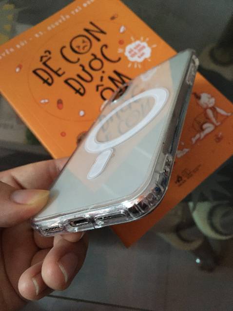 Mua được cái ốp rất ưng ý. Cảm giác bấm và cằm nắm rất sướng. Ốp nhìn chắc chắn, ôm chặt máy. Chỉ có cái là logo quả táo của iphone xs nó nằm lệch bên trên không vào được trung tâm của vòng tròn. Mà cũng chịu thui, do vòng tròn từ tính của máy nằm ở giữa. Nên vòng tròn của ốp vậy là chuẩn rồi. Cho 5* cho 1 sp chất lượng