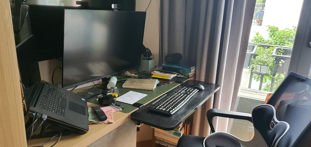 Ship rất nhanh. Sản phẩm chắc chắn cứng cáp mình gắn vào bàn để nối dài thêm khoảng cách từ mắt đến màn hình. Giờ tốt hơn nhiều rồi. Cảm ơn shop rất nhiều.