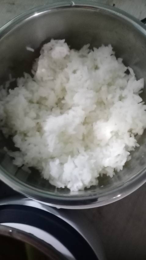 Hộp cơm này rất tiện lợi. Mình đã nấu thử cơm và thức ăn, 2 lần. Lầu đầu lượng thức ăn ít nên mình đổ 1 cốc nước dưới đế nồi và chờ 30 phút sau, điện tự ngắt (đèn tắt). Sau đó mình chờ thêm 15 phút nữa mới giở ra, cơm và thức ăn chín ngon. Lần 2, lượng thức ăn nhiều hơn nên mình đổ 1,5 cốc nước, chờ 60 phút điện tự ngắt. Mình giở ra liền để xới cơm, rồi đậy 2 nắp nhựa lại, sau đó gài hộp lại cho vào túi, treo lên xe, rất là gọn(để từ 6h đến 9h sáng mà mình đưa ngón tay vào trong sờ thử thì thấy còn ấm có lớp bạc bên trong chắc sẽ giữ nhiệt được lâu). Mình nghĩ nếu trưa muốn ăn nóng thì đổ nửa cốc nước vô đế hộp và cắm điện lên thì khoảng 15 phút là có ngay cơm nóng hổi để dùng. Hộp cơm này tiện lợi thật, rất cảm ơn người đã sáng chế ra hộp cơm này, cảm ơn shop và tiki đã kinh doanh sản phẩm để người dùng như mình được trải nghiệm một sản phẩm thiết thực... Mình có quay video nữa mà sao trong mục đánh giá này không thấy chỗ để tải video lên, buồn ghê vậy đó. Hình cơm và thức ăn trong đánh giá này là của lần nấu đầu tiên. (Lần 2 quay video mà giờ không biết cách đưa lên.hic)