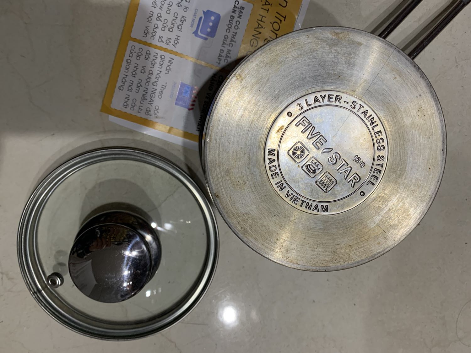 Màu đáy chảo nhìn như sử dụng qua rồi hoặc hàng tồn kho để lâu ngày, nói chung vẫn dùng được nhưng ấn tượng ko tốt lắm