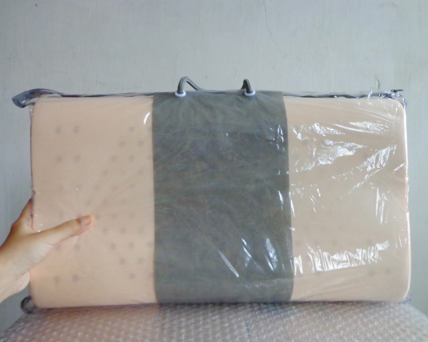 Ai mà có xài wa gối cao su thì sẽ bít vừa êm, vừa bền với thời gian. Nếu so về giá thành thì sẽ ngán nhưng xét lại về độ bền đem lại ko hề mắc đâu nha. Mấy gối rẻ hơn xài 1 thời gian ròi nó xẹp lép, thậm chí gòn bên trog còn bị đóng thành cục kinh dị lắm