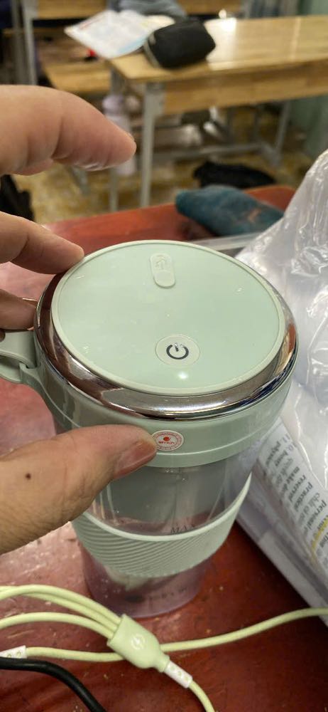 Shop làm việc rất tệ. Mình đã là khách của Tiki nhiều năm, luôn mua hàng cho Tiki vì uy tín. Nhưng lần này thì Tiki và shop xử lý vấn đề quá tệ. Sản phẩm lỗi, báo tổng đài thì được hướng dẫn đóng gói và ghi mã vận đơn. Nhưng không ai tới lấy hàng về kiểm tra. Khác hẳn ***, đóng gói xong có người tới lấy ngay. Sau đó hoàn trả tiền ngay vì sản phẩm lỗi. Còn Tiki, luôn chủ động huỷ không nhận sản phẩm với cái cớ là gọi điện không bắt máy, dù tôi đã canh điện thoại rất nhiều ngày không ai gọi. Đây đã là mã vận đơn thứ 3 Tiki cấp và tôi dán chồng lên chuyển hàng nhưng vẫn chưa có ai lấy. Rất thất vọng vì cách làm việc vô trách nhiệm của Tiki và shop. Giờ đã hiểu tại sao thị phần của Tiki ngày càng hạn hẹp trong khi *** ngày càng gia tăng.