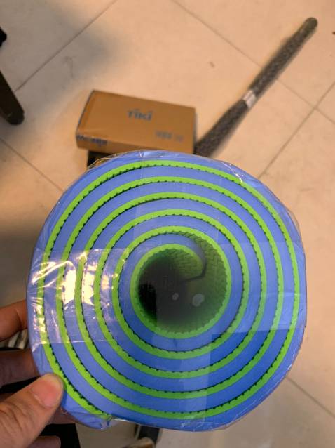 thảm to đùng luôn, dày đúng 1cm như ảnh chụp nhé... êm cực kỳ luôn,
Mình mới tập lân trc mua cải thảm mỏng nên bị đau hết đầu gối.
Thảm này thì ko đau tý nào luôn
cám ơn tiki, sẽ cố gắng ủng hộ nhiều nữa :D