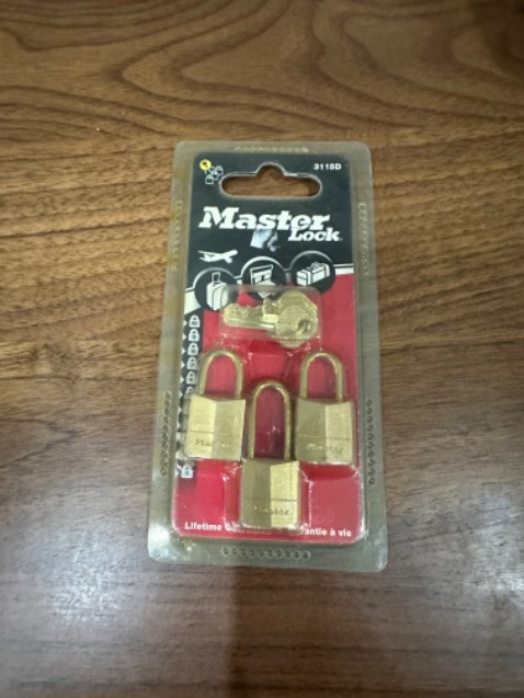 Bao bì để hơi lâu trong kho nên nhựa bị xỉn vàng nhưng khóa thì đung tốt.