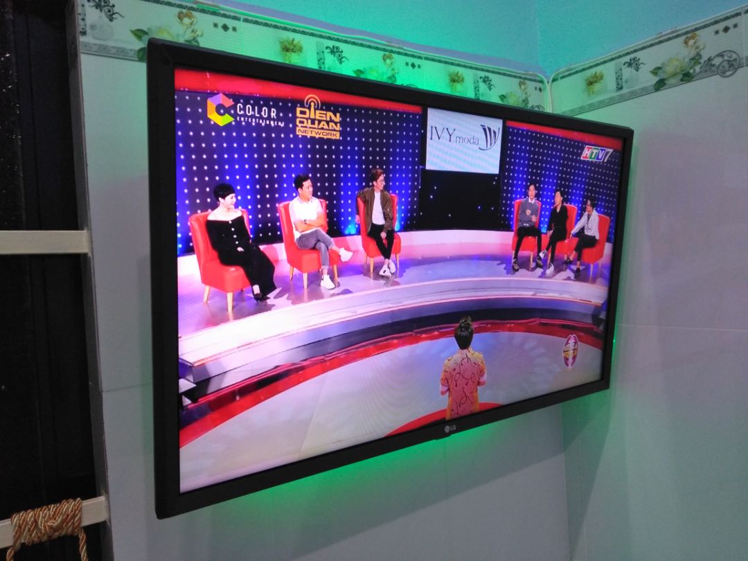 Sản phẩm thẩm mỹ cao , kểu dán hiện đại , cực gọn gòn và chắc chắn , nước sơn rất đẹp , có chổ dấu dây điện rất tiện lợi , sản phẩm bằng sắt rất nặng chứ không phải nhựa , 
- Điểm không hài lòng duy nhất là đẩy vào rất nặng , mỏi lần ép vô tường cứ sợ bể màn tivi , đã tra dầu vào các khớp nhưng vẫn không ok .