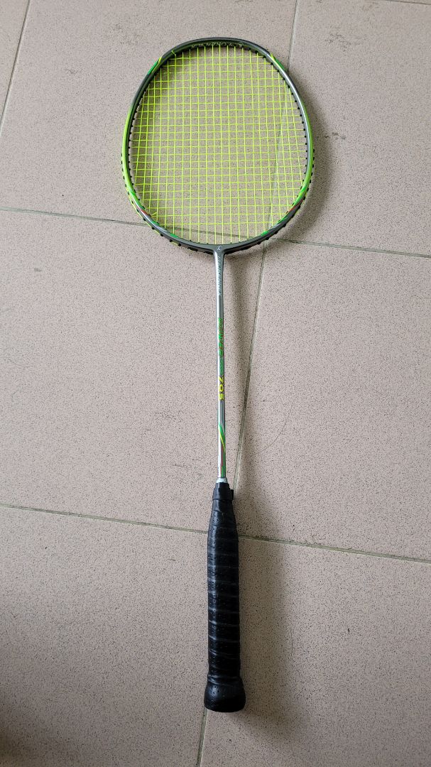 Vợt nhẹ, cán dài, thích hợp thủ. Lưới căng tốt, đẹp, chất liệu vợt cứng cáp. Màu sơn nhám bền, đẹp.
Hàng tốt.
Vote 5 sao ủng hộ nhé.
