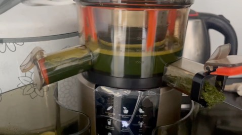 Nên mua nha mọi người. 
Tiki giao hàng siêu nhanh, mới 1 ngày mà nhận được hàng rồi. 
Lúc lắp thì hơi cứng 1 tí, đọc kỹ hướng dẫn thì dễ lắm. 
Vội vã *** thử ép rau má, bả khô, ép hết nước. 
Vệ sinh cũng dễ