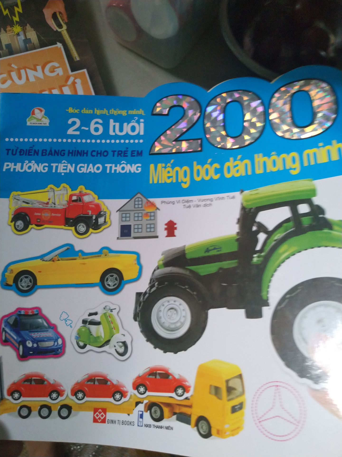 Sách đẹp về chủ đề giao thông. Bé vừa được học về tất cả các phương tiện giao thông, lại có 80 miếng dán hình để bé vừa nhớ tên phương tiện, vừa rèn khéo tay, lại xác định được đúng vị trí.  Các miếng bóc dán dễ lột, bé 2t còn nhỏ thì mẹ vẫn phải giúp. Bé  nào biết dán rồi thì mê luôn, mình mua cuốn này tặng cháu 5t, cháu dán hết quyển trong vòng một buổi tối.