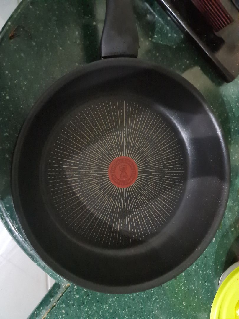 chảo nặng, chắc tay, hoàn thiện khá. Nhưng nếu nấu bếp hồng ngoại thì rất lâu nóng, hình như thích hợp với bếp từ hơn. Bộ dao tặng kèm thì bén, tốt, dùng rạch bánh mì trước khi nướng được.