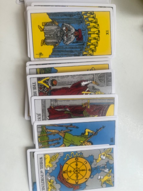 TIKI giao hàng nhanh, đúng thời hạn, shipper thân thiện. 
Bài đẹp, sắc nét, lá bài đủ dày cứng cáp, sạch sẽ, mướt tay, cầm rất thích. Túi vải đựng bài hơi nhỏ, dính bụi, làm mất điểm. Nhìn tổng quan OK, hợp giá tiền, nên mua.
=> 4 sao ⭐️⭐️⭐️⭐️