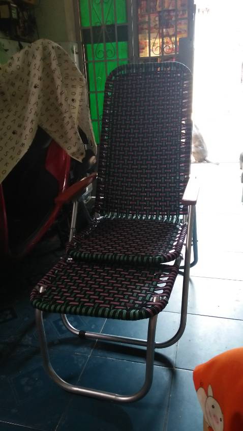 Chỗ để chân cố định không thể kéo vào được,phần chân ghế không cân bằng và khung sắt yếu, và giá ở trên mạng tổng cộng 267k nhưng khi giao tới thì 270k.