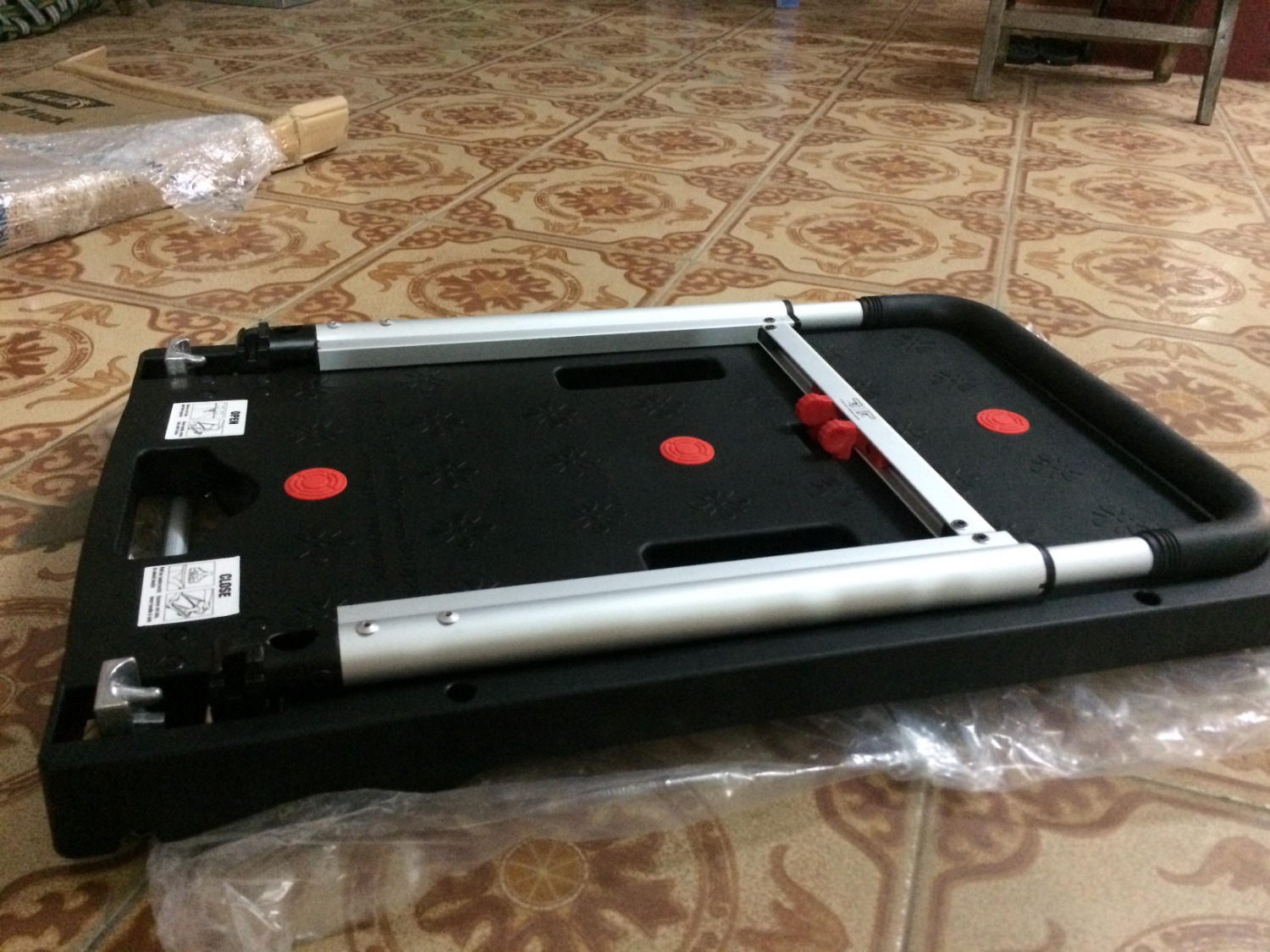 - Về SP: Xe đẩy thiết kế đẹp, nhẹ, thuận tiện, bánh xe gấp được chìm vào sàn xe nên vô cùng gọn. Mình rất ưng. Tuy nhiên xe khi bắt đầu mở hoặc gấp hơi bị mắc, mà mình không hiểu là do dầu mỡ hơi bị khô hay gì khác. Giá như không có khuyết điểm này thì SP đáng được 5 sao.
- Về nhà bán hàng Maxbuy Việt Nam: Nên kiểm tra lại SP trước khi giao hàng, chỉ xuất kho những SP hoàn hảo thì tốt biết bao. Đóng gói đẹp, chắc chắn nhưng nhiều nilon quá, nếu tìm cách đóng gói SP sao cho ít nilon hơn thì tuyệt.
- Về Tiki: Giao hàng khá nhanh, nhân viên thân thiện!