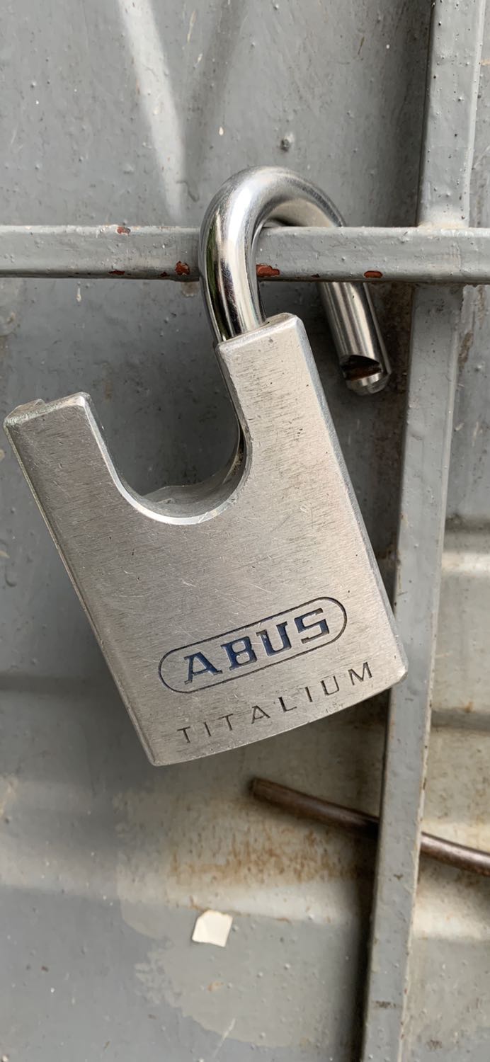 Khoá nhẹ, tốt, kèm 4 chìa, chắc chắn, chìa lỗ bi nên chắc sẽ chắc chắn hơn mấy loại thường, có cầu chống cắt luôn