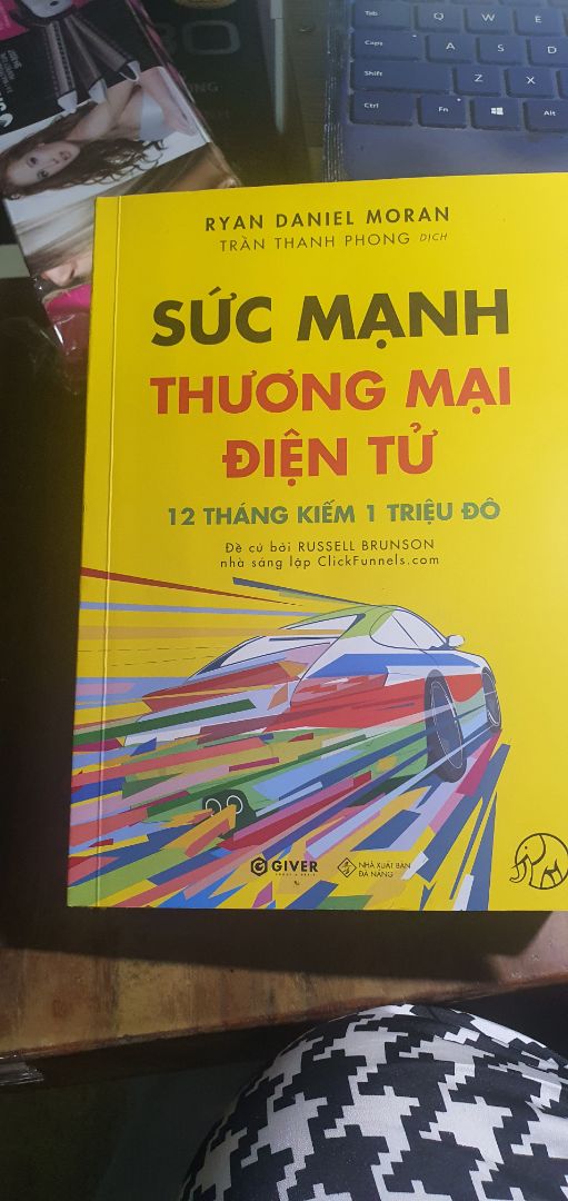 Cuốn sách quá hay về tư duy, cách làm trong TMĐT. 
Bất kể người nào làm tmđt đều nên đọc để học đc tư duy từ 1 nhà bán hàng rất thành công ở AMAZON