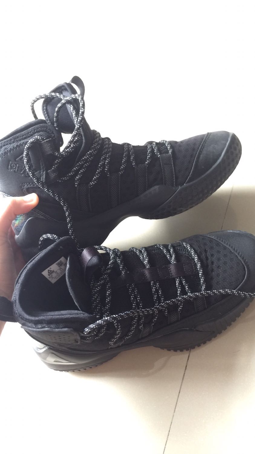 Giày rất êm, cày outdoor lâu lắm mới mòn. Mỗi tội là đôi giày màu đen, chạy nhiều quá thì chân bị nóng.