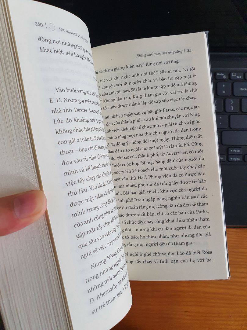 Không phải tự nhiên là New York Times bestseller nhỉ :)
Chỉ chê là giấy hơi mỏng khiến chất lượng sách không như ý !!!