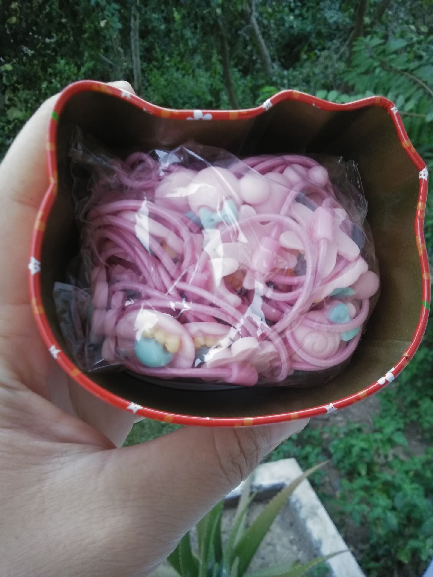 Đăng sản phẩm nhiều màu nhưng giao chỉ có một màu hồng; hàng Trung Quốc; hộp bị móp ở đáy; nắp hộp bị trầy xước. Yêu cầu Tiki thu hồi sản phẩm này và hoàn lại tiền bằng Tiki xu cho tôi!