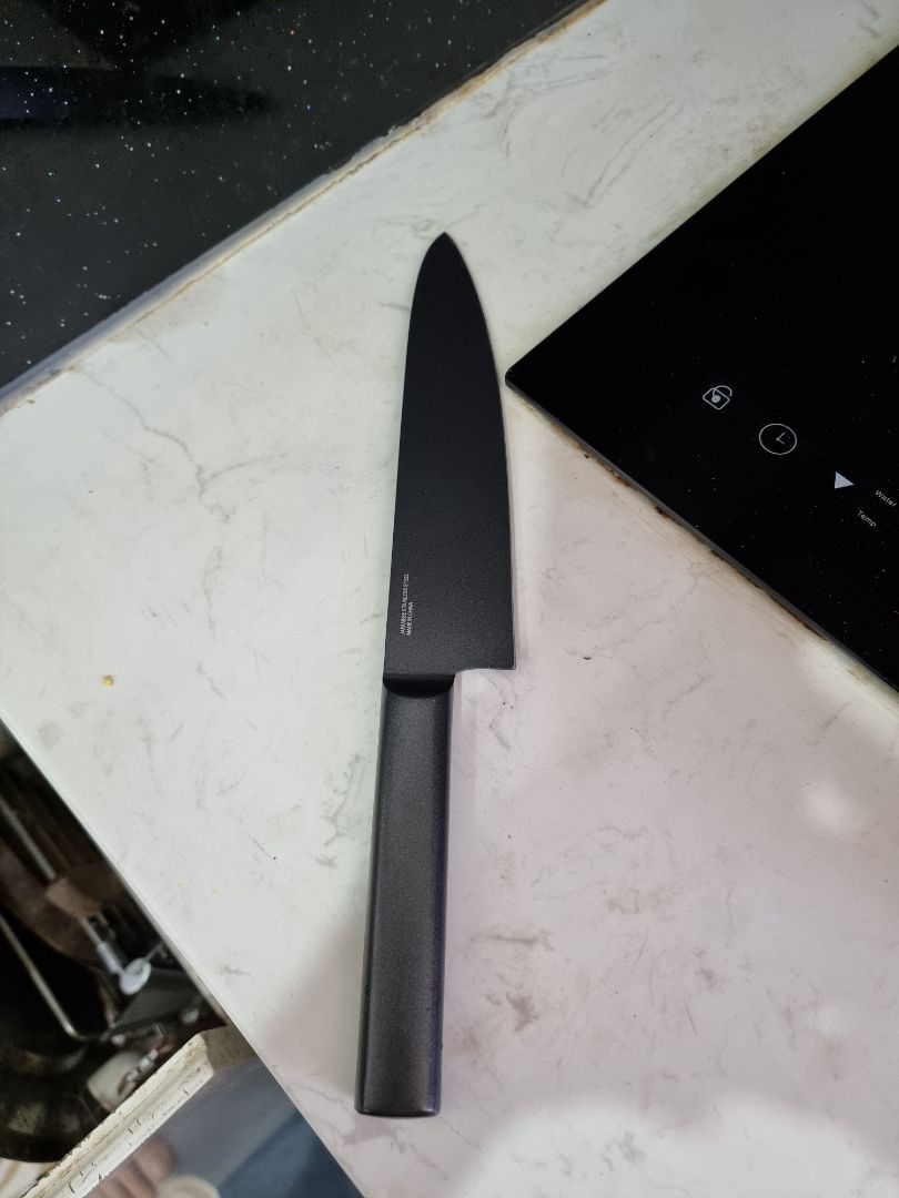 Hàng chính hãng, sử dụng rất phù hợp với gia đình, dao chắc chắn và rất sắc, đẹp. Dễ dàng thao tác khi sử dụng.Giá mua ở tiki cũng rất hợp lý.