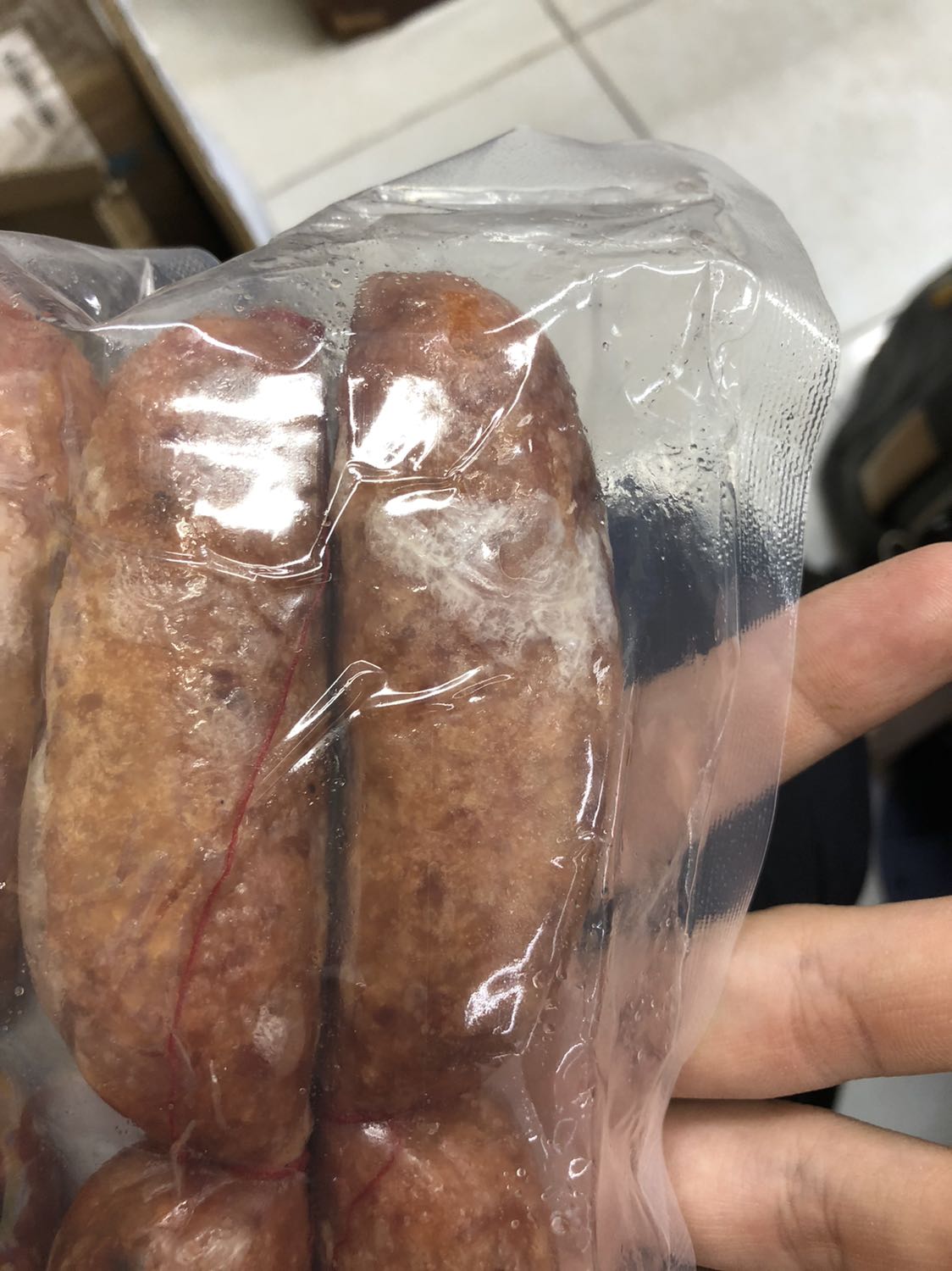 Sản phẩm khi nhận không được hút chân không như quảng cáo, có nổi mảng trắng như mốc, đơn vị bán phản hồi lâu, né tránh trách nhiệm đổi trả hàng, còn bảo mảng trắng giống mốc là bọt nước đọng lại. Dịch vụ quá tệ