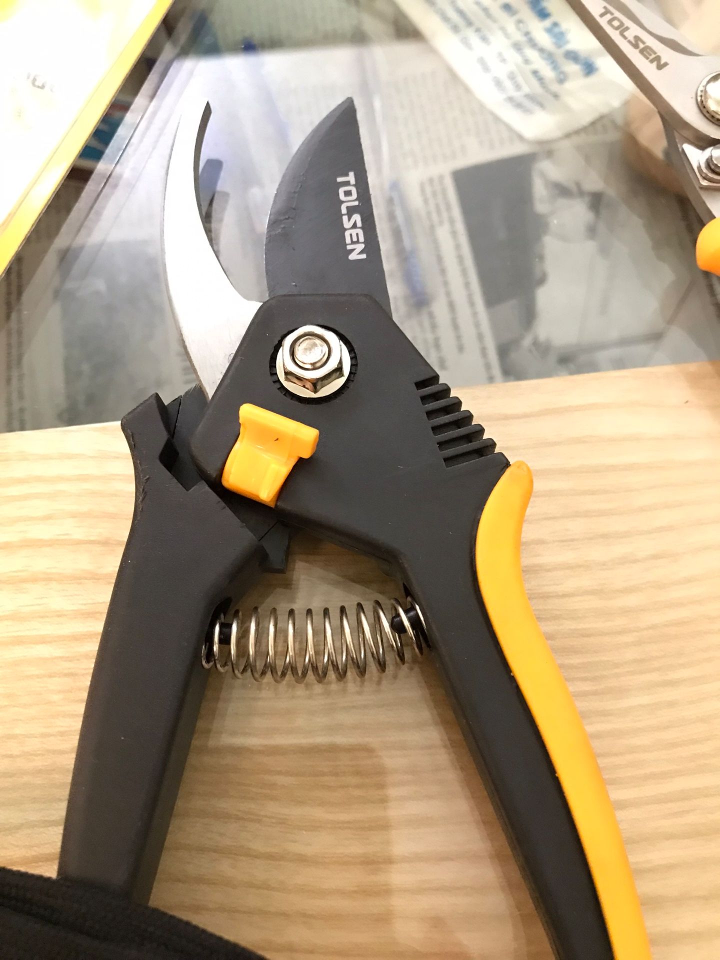 Kéo bén, cầm chắc và vừa tay, cứng cáp. Khi không sử dụng có thể khóa lưỡi kéo lại, có cả dây treo kéo. Độ bền chưa biết.