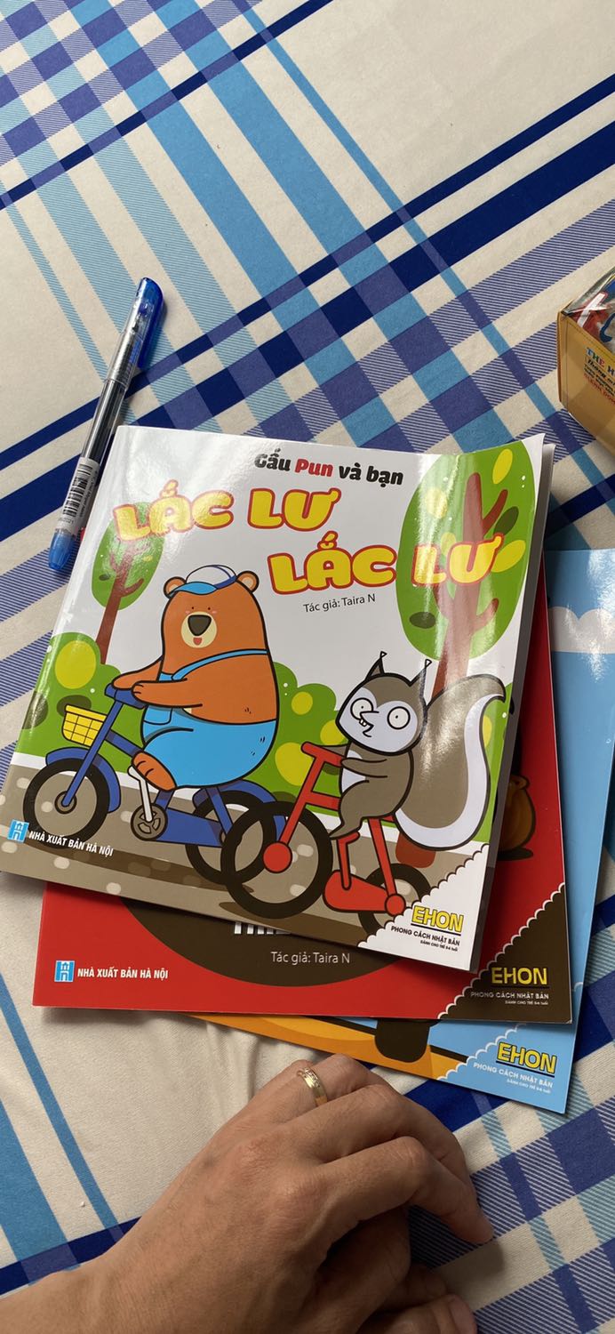 Giấy quá mỏng, không tưởng tượng được!
Những cuốn ehon mình mua cho con mình chỗ khác bìa cứng và dày bé có thể lật được...
Không hài lòng!!
Lúc nhận bìa bị cong