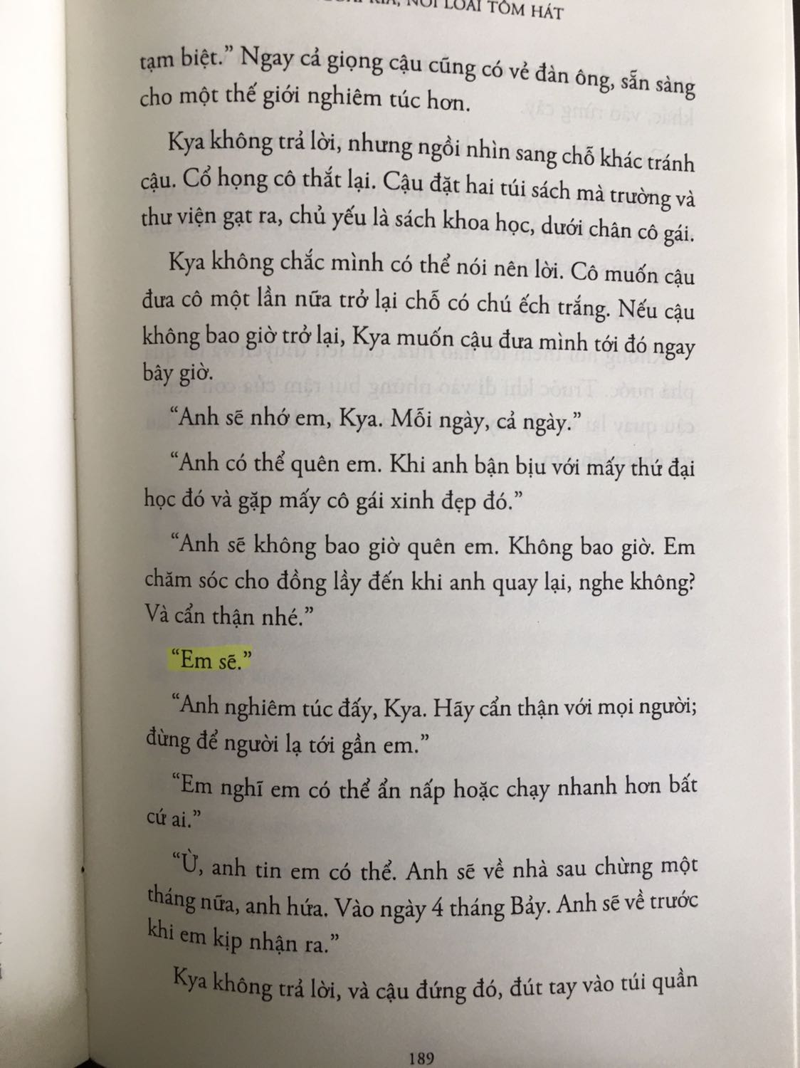 Góp ý xây dựng đây.

Ưu: Giấy đẹp trắng thơm phẳng mượt sờ rất thích tay. Có kẹp sách.

Khuyết: Keo dán gáy sách quá tệ, mua về được hai hôm mở sách cầm đọc nhẹ nhàng mà vẫn bị bung hết ra. Chất lượng bản dịch quá tệ đến mức mình phải cầm bút dạ tô mà tô không hết vì có quá nhiều lỗi dịch thuật. Dịch như thể google dịch theo chức năng ngữ pháp hơn là dịch theo diễn đạt thuần Việt. Cứ nhìn chữ “Em sẽ.” - “I will.” là thấy. Mọi người cứ thử đặt mình trong đối thoại tiếng Việt hàng ngày xem có ai nói chuyện với nhau kiểu đó không? Bạn biên dịch này chắc là sinh viên mới ra trường nên còn chưa có kinh nghiệm. Bản dịch theo văn hoá người miền Nam nhưng có cả chữ “hay phết” theo lối nói của người Bắc. Bạn biên dịch cần phải cố gắng nhiều để không bị nhập nhằng giữa hai văn hoá Nam và Bắc. Bạn biên dịch chịu khó tìm đọc mấy cuốn Tiếng Việt giàu đẹp hoặc Nỗi oan Thì, Mà, Là để học lại cho chắc tiếng Việt nhé. Bạn cũng nên đọc nhiều tiểu thuyết của các nhà văn miền nam như Nguyễn Ngọc Tư chẳng hạn để ôn lại cho vững ngôn từ và lối nói chuyện của người nam bộ rồi chỉnh lại bản dịch cho lần tái bản tới. Hoặc tốt nhất là nhà xuất bản Trẻ nên thuê chị nhà văn Nguyễn Ngọc Tư đọc bản dịch này rồi nhờ chị sửa lại câu cú tiếng Việt dùm.

Thực sự bản dịch cực kỳ tệ nên đọc cảm giác mất cảm xúc cực kỳ. Những ai không khắt khe bản dịch chỉ cần đọc hiểu được thì hãy mua đọc. Còn ai xem bản dịch quan trọng vì nó là cái chuyển tải hồn của tác phẩm gốc thì đừng nên đọc bản này và hãy mua bản tiếng Anh đọc nếu bạn là người giỏi tiếng Anh và am hiểu ngôn ngữ văn hoá.

Về Nội Dung: đây là một câu chuyện hay cho thấy trực tiếp sự tương đồng với động vật về bản chất và hành vi của con người. Câu chuyện không khai thác yếu tố trinh thám phá án mà mượn yếu tố đó không chỉ để xây dựng kịch tính mà nhằm cho thấy bộ mặt vô cảm của con người của xã hội và của định kiến. Câu chuyện khai thác sâu vào diễn biến cảm xúc của một người hướng nội và có một tâm hồn đẹp nhưng dễ bị người đời gán cho mác lập dị kỳ quái thậm chí ghét chỉ vì khác người. Câu chuyện cho thấy pháp luật không thể bảo vệ được con người như nhân vật chính và đẩy cô đến chỗ phải tự vệ theo bản năng và rồi sau đó họ chỉ tìm cách diệt cô. Những ai giỏi tiếng Anh và muốn hiểu thêm về đoạn kết thì hãy chịu khó gõ Youtube tên tác giả và tên tựa sách bằng tiếng Anh để nghe bà giải thích trong một cuộc phỏng vấn nhé.