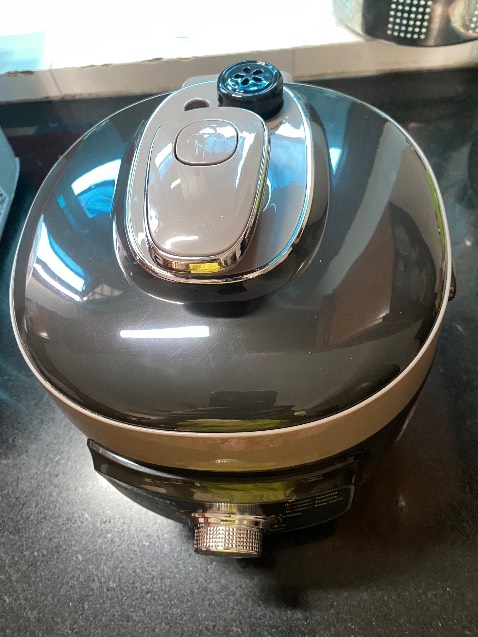 Mình nhận được nồi hầm đa năng loại nhỏ 2,5 lít phù hợp cho gia đình ít người mình mua lần 2, lần đầu mua cho con dùng thích quá giờ mua cho mình. Nồi đẹp hầm lại nhanh mình săn được giá giảm ngày 5.5, mọi người cứ yên tâm mua nhé.