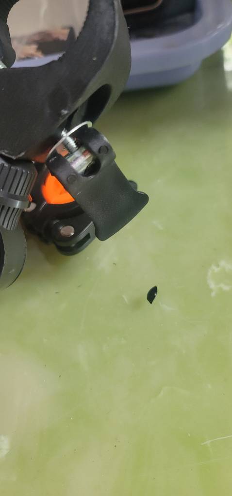 Khuôn mẫu lởm chởm, kết cấu lỏng lẻo, hoàn thiện kém. 
 Không như hình ảnh quảng cáo !