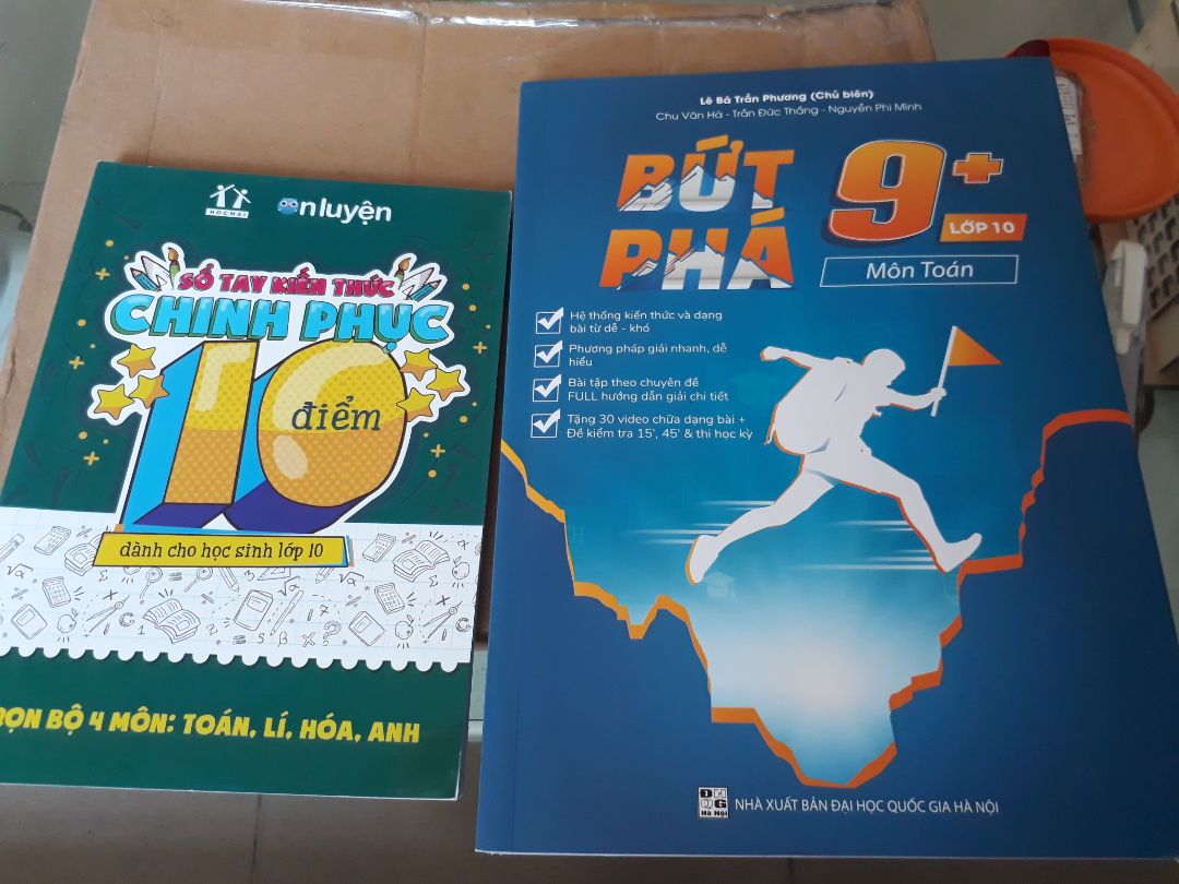 sách bị quăng và nhăn góc dưới, hình như sách năm ngoái nên markbook ghi 2k5, bìa gấp bị lộ trang giấy ở trong nên bị nhăn trang, nhưng bù lại kiến thức đầy đủ, có cả link bài giảng, còn tặng kèm markbook và có đủ các dạng bài tập nên khá hài lòng