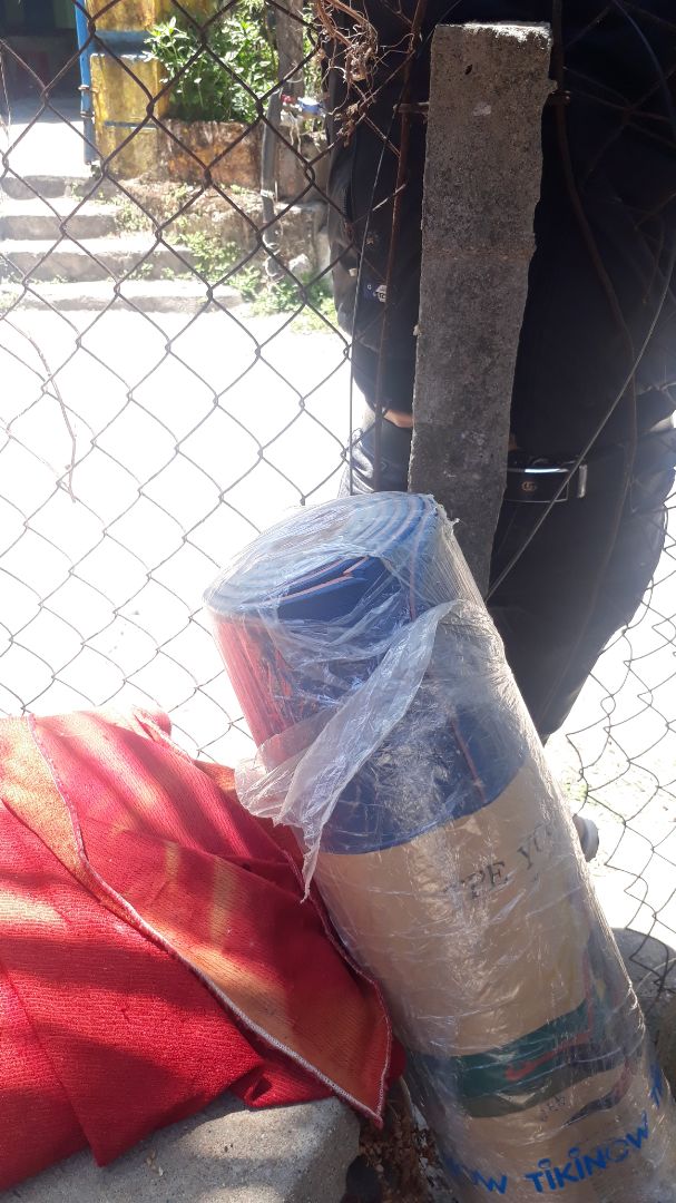 hàng đến tay thì rách lồ lộ luôn ra ngoài. Vừa nhìn đã đập ngay vào mắt thế này mà vẫn để chuyển cho khách hàng. Hàng nếu ko nhận, đổi thì ok rồi, mà thời gian chờ 5 ngày 1 chuyến hàng như vậy đổi thế nào? Ai chịu? Bán đc thì bán, đừng làm phiền người khác như vậy chứ? Vừa mất tiền mà vừa rước bực vào người, ai chịu trách nhiệm?