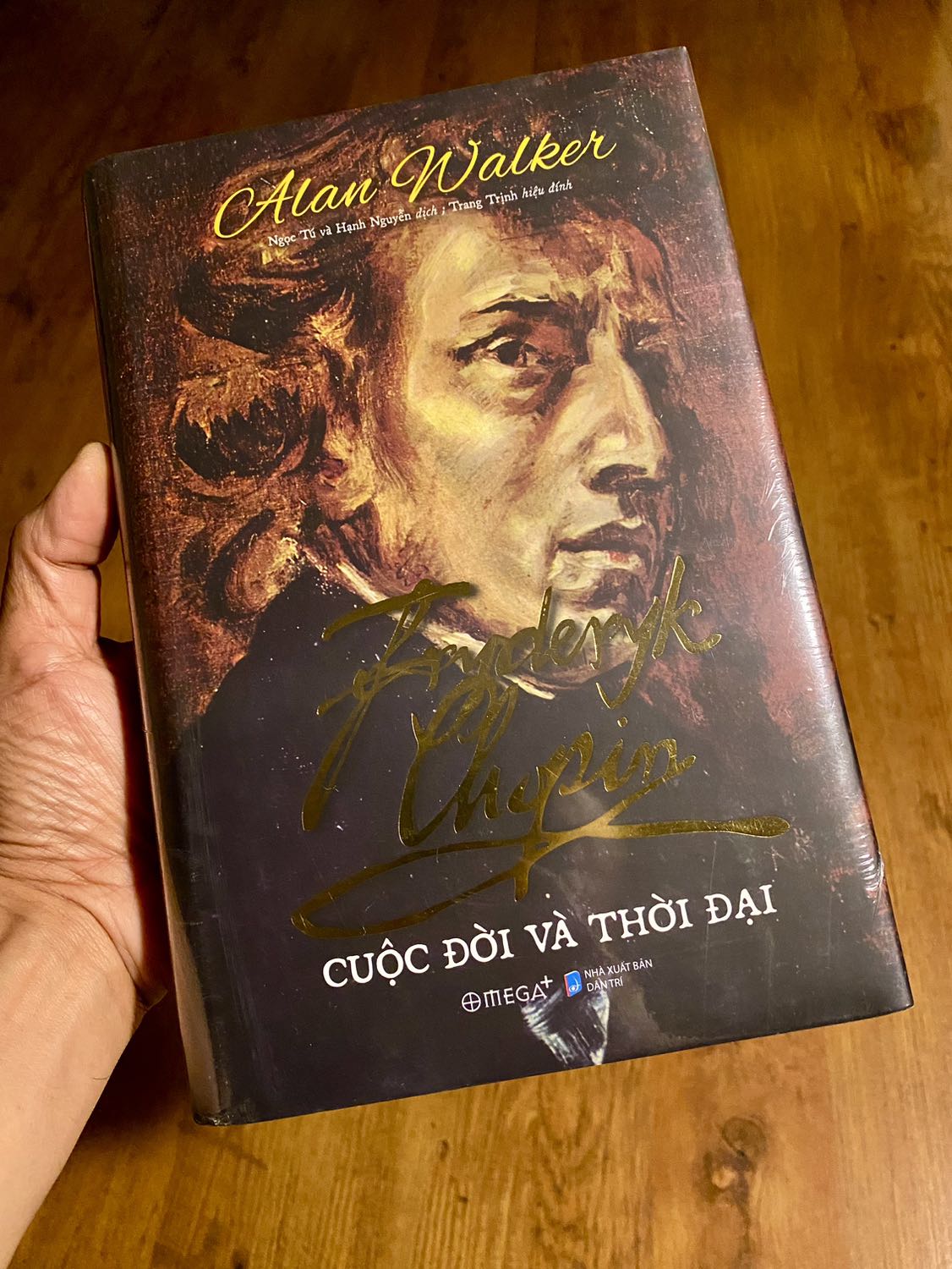 Sách nguyên seal, ko móp méo.