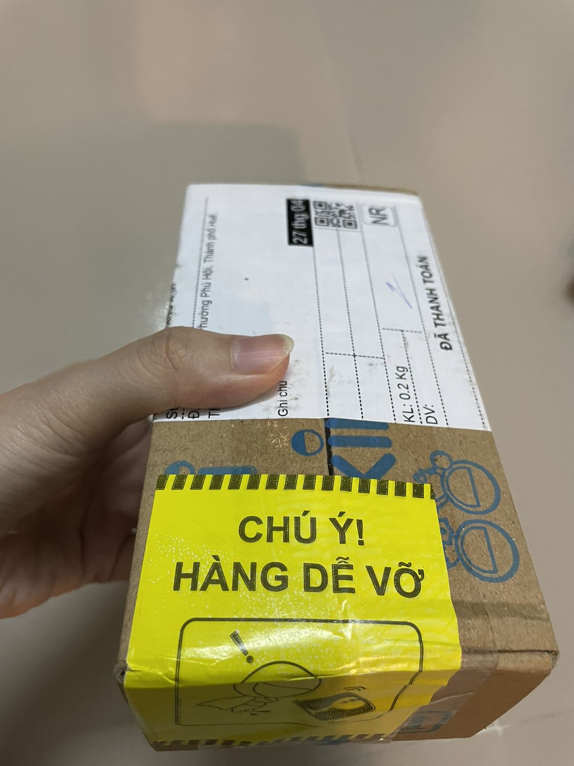 Vận chuyển mất 1 ngày, đóng gói tiki là số 1, dùng thử 2 ngày sáng chiều vẫn chưa thấy tác dụng, rất thích kiểu dáng thiết kế của sản phẩm, chỉ cần nhấn nhẹ là ra 1 lượng sirum vừa đủ.