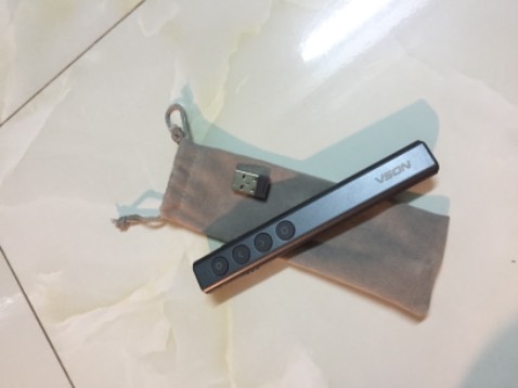 Mình thấy bút trên thực tế không đẹp được như hình, nút bấm không được đầm tay, nhưng bút cầm gọn tay, ít nút bấm nhưng khá nhiều chức năng. Mình khá hài lòng về sản phẩm, còn độ bền thì phải xài một thời gian mới đánh giá được.