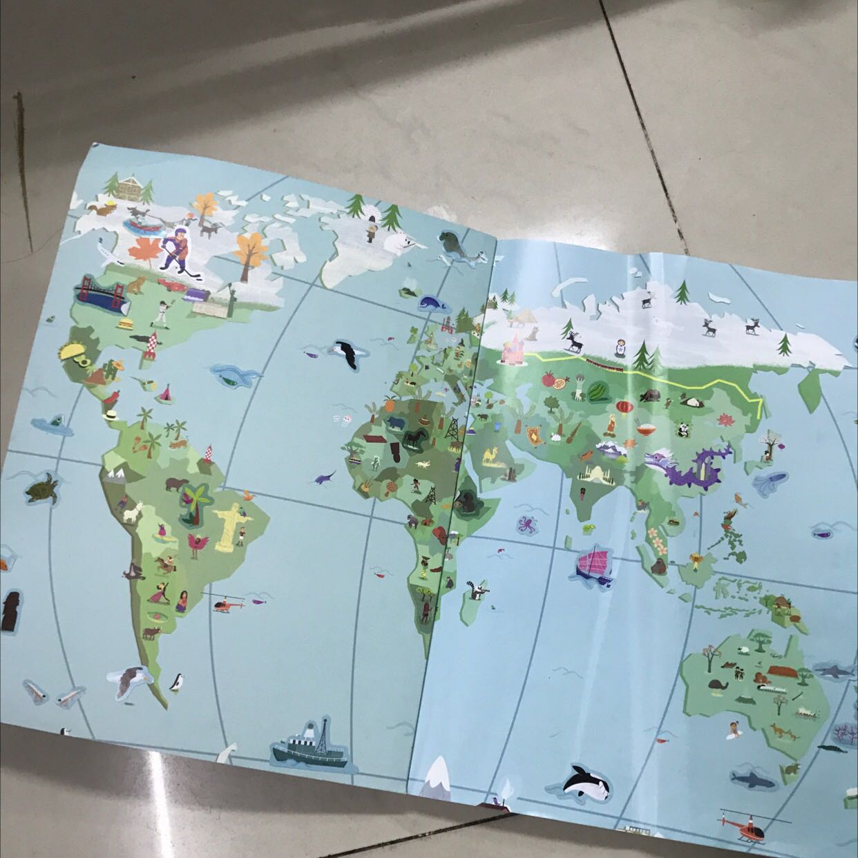 Quyển sách hay, thú vị, màu sắc thu hút. 2 anh em Bé ôm đọc cả ngày ko chán. Có hình dán lá cờ, con vật thích lắm.