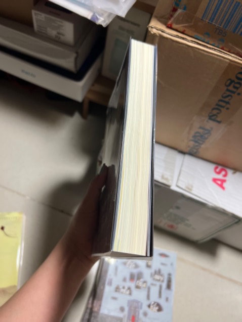 Sách giao nhanh. Ngày giao mưa tầm tã nên thùng có bị ướt. May mình có tikicare có bọc sách chứ không cũng thấm ướt bìa. Tiki kh có bọc xốp hay màng nilon nên sách bị ướt nhẹ