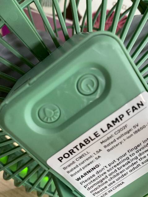 Lúc đầu mình nghĩ nó nhỏ mà nhận hàng về bất ngờ kkk nó cũng hơi to quạt cũng mát kh có tiếng ồn. Nên mua nhé 😙😗