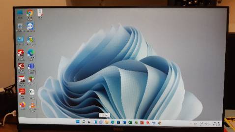 Màn hình vừa bị một đường sọc đứng đỏ bên trái màn hình. Màn này bảo hành 3 năm. Bây giờ tiki trading tính bảo hành cho khánh hàng như thế nào đây. Khách hàng ở Vũng Tàu.