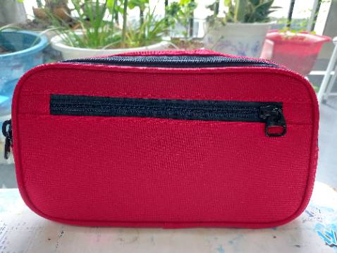 Túi may chắc chắn, nhỏ gọn mà nhiều ngăn, để được nhiều bút, thước. Gọn gàng tiện lợi lắm.